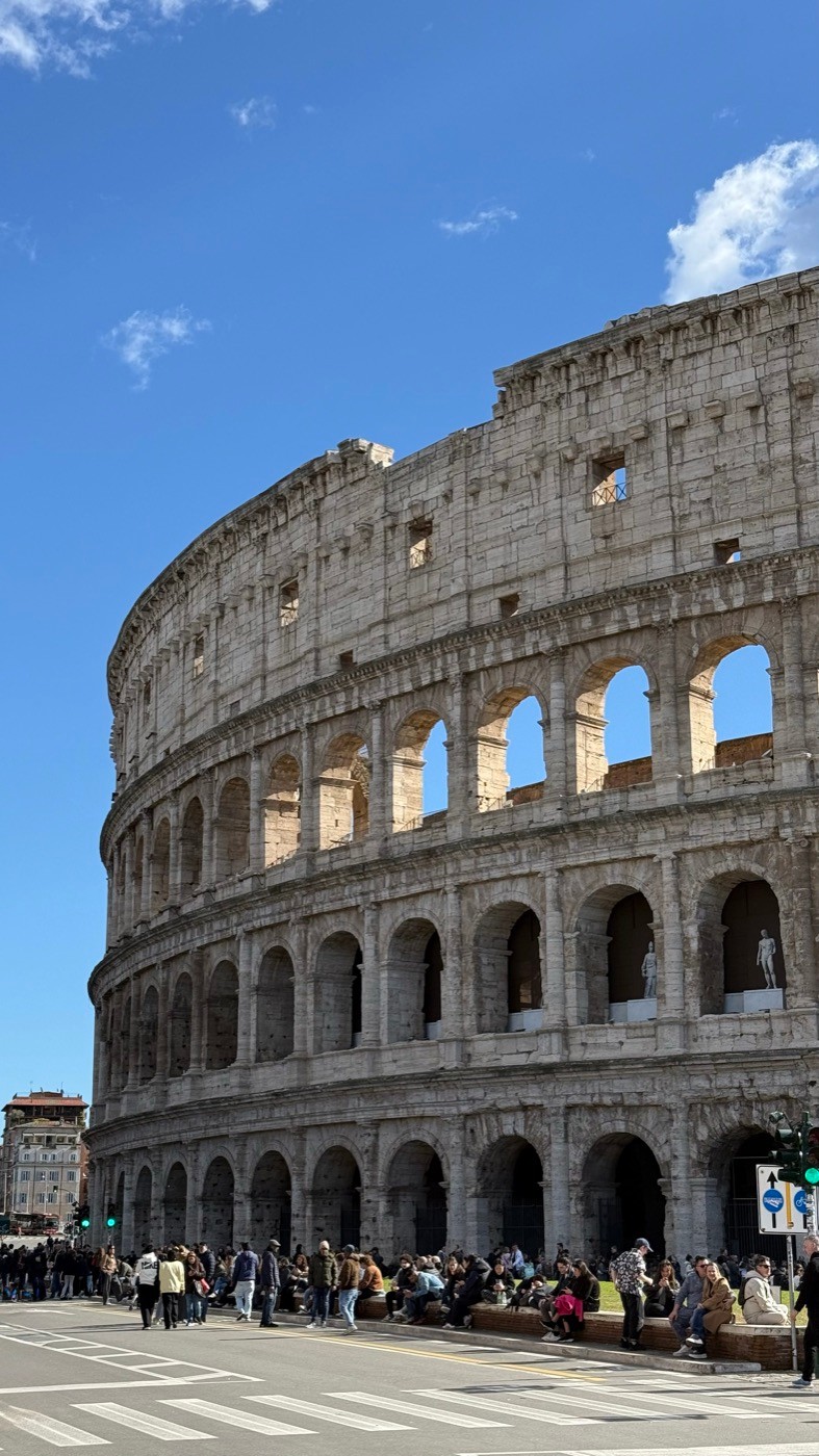 El Coliseo de Roma bajo un cielo despejado