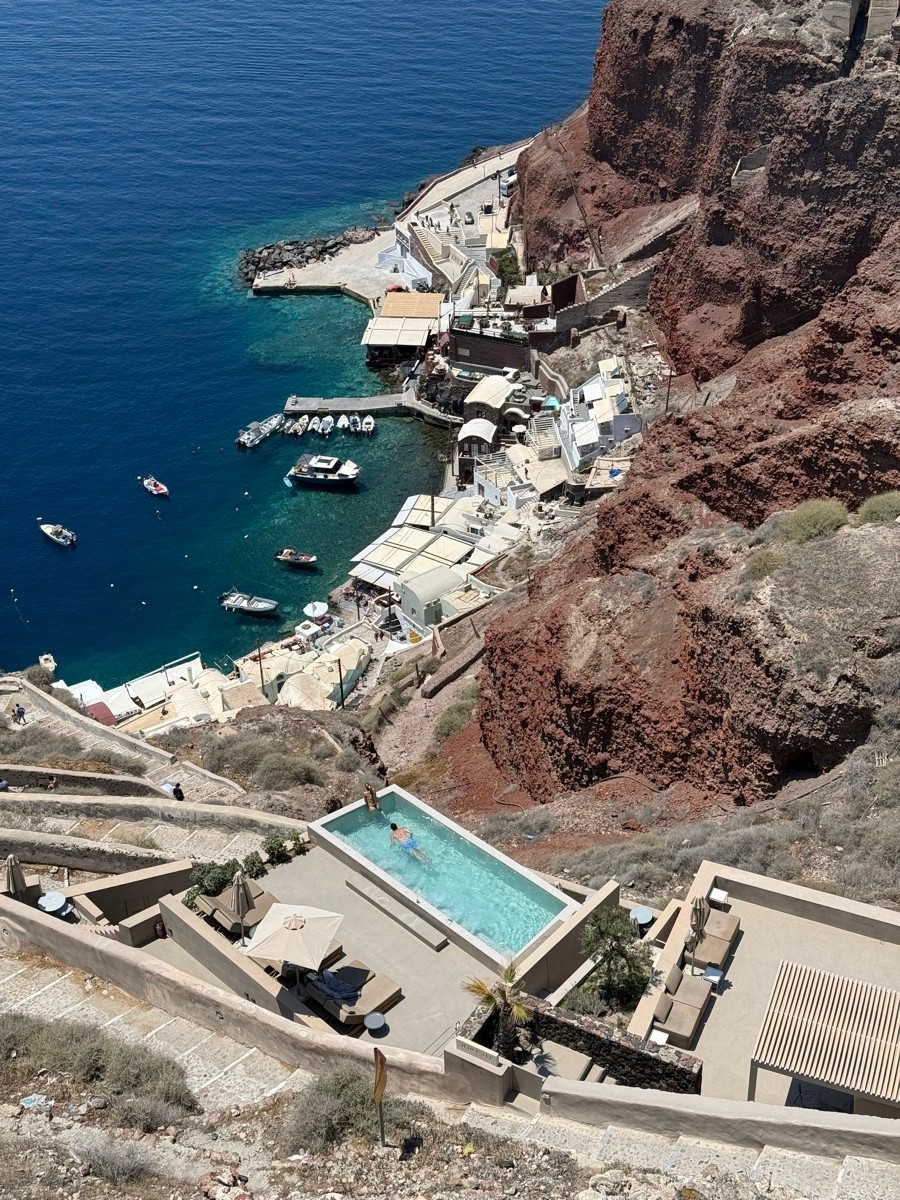 La bahía de Amoudi bajo los acantilados de Oia, Santorini