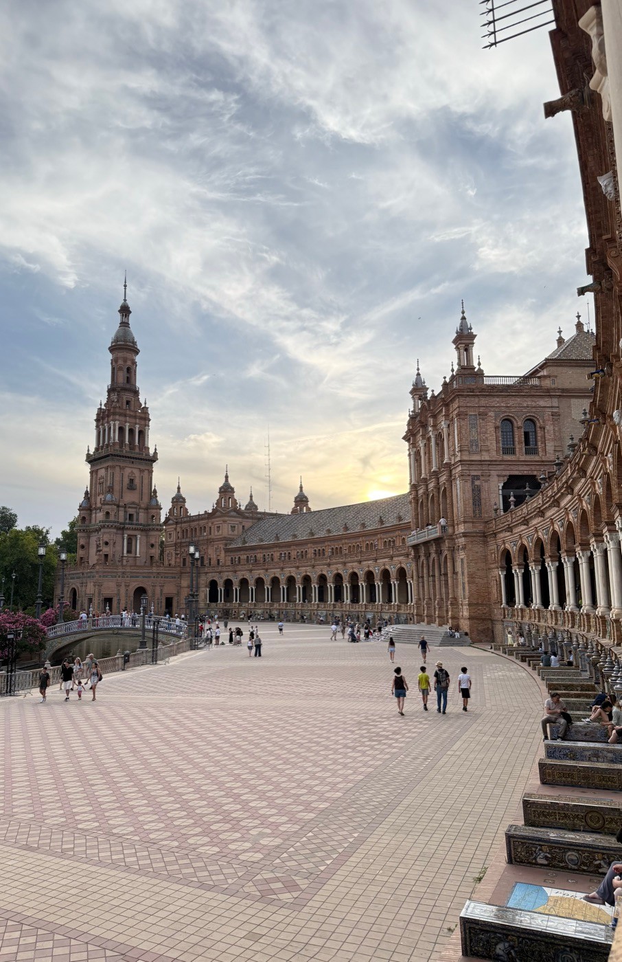 La Plaza de España de Sevilla al anochecer